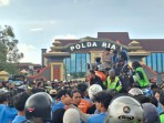 Ratusan Mahasiswa dan Ojol Gelar Solidaritas di Mapolda Riau Usai Affan Kurniawan Jadi Korban Rantis Brimob