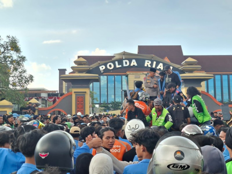 Ratusan Mahasiswa dan Ojol Gelar Solidaritas di Mapolda Riau Usai Affan Kurniawan Jadi Korban Rantis Brimob
