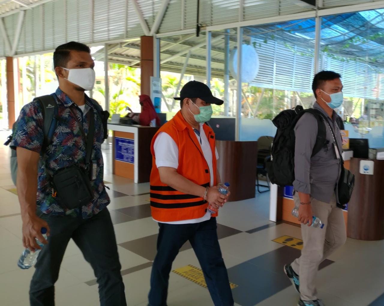 Gunakan Rompi Orange dan Tangan Terborgol, Amril Tiba di Pekanbaru